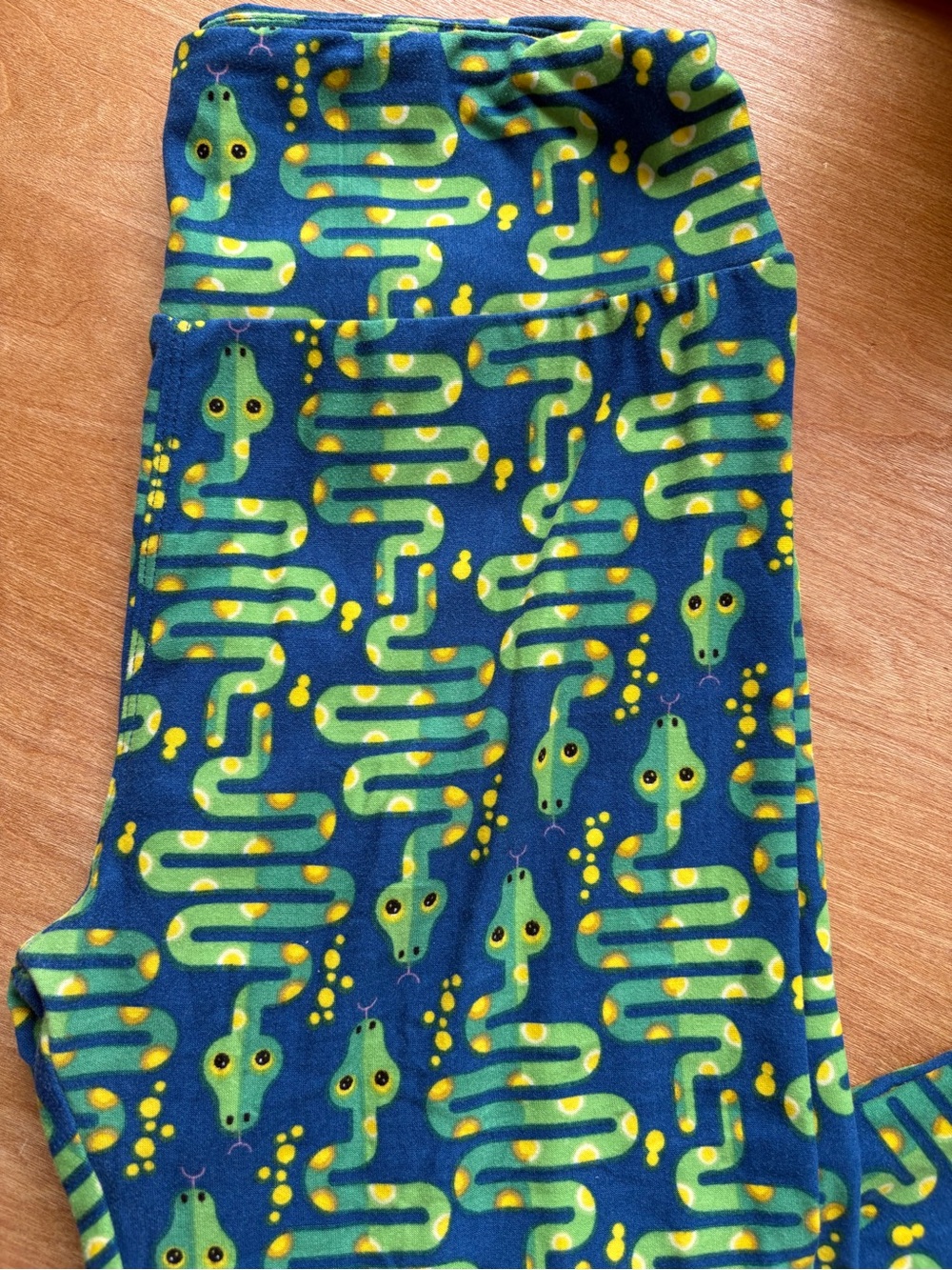 Cool Blue Yellow Green Snake Print soft comfortable Leggings good clean con